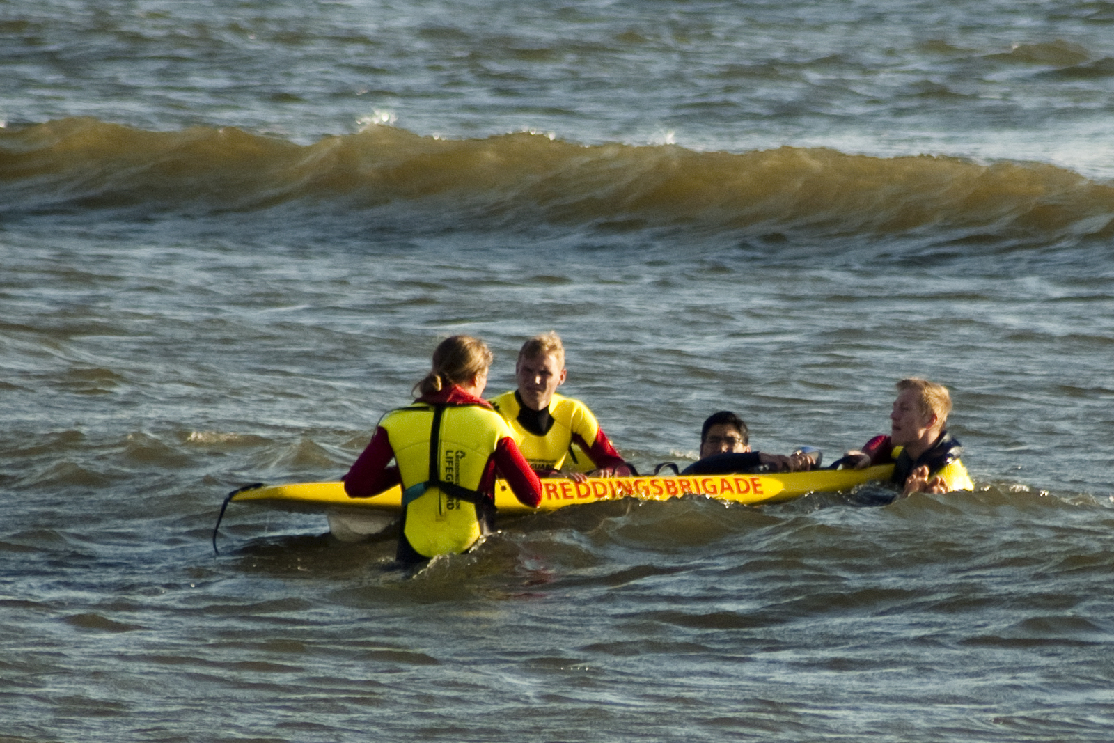 Junior Lifeguard redding met rescueboard Reddingsbrigade IJmuiden (IJRB)