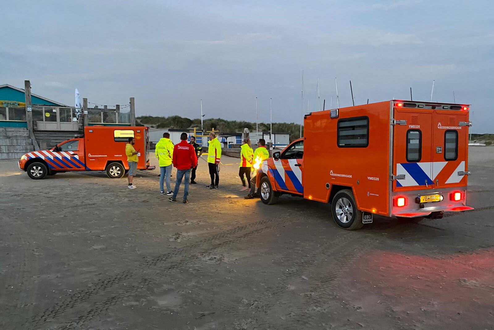 Reddingsbrigade vermissing Strand IJmuiden - voertuigen tijdens alarmering
