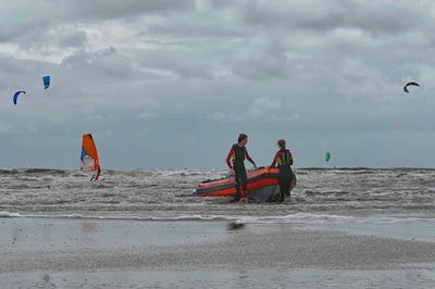 Reddingsboot op het strand van IJmuiden